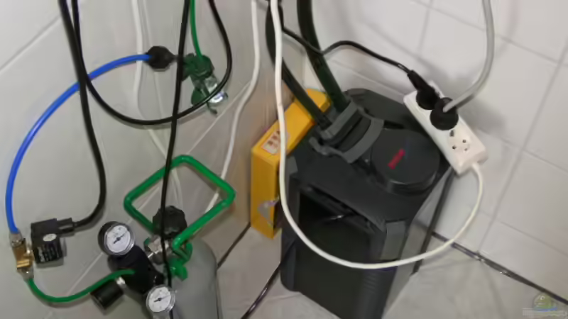 Eheim 2028, CO2 Flasche, Blasenzähler und Magnetventil von Heiko Schneider (19)
