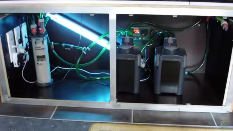 Ein aufgeräumter Aquariumunterschrank von Troll (14)