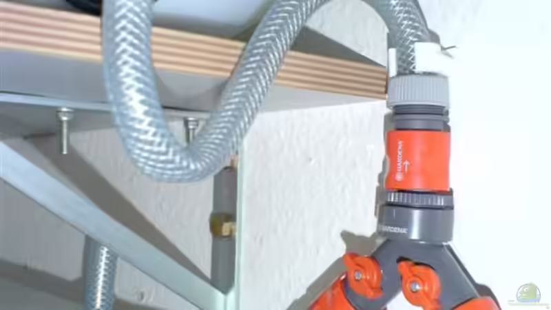 Ein paar Kunstoffässer, etwas Schlauch, ein paar Kleinichkeiten von Garde... ne Heißklebepistole, zwei Regale und schon hat sich das lästige hin u. hertragen von Wasserkanistern für immer erledigt ;-) von Mario Max (7)