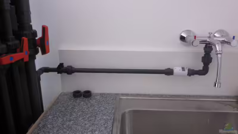 Ein Spülbecken neben dem Aquarium gibt es auch noch... Man sieht auch einen der beiden Frischwasserzuläufe mit Temperaturmessung. von Holly (9)