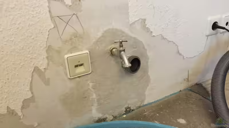 Einbetonierte Rohr und Wasserhahn mit Gips zugespachtelt von Christof Engel (15)