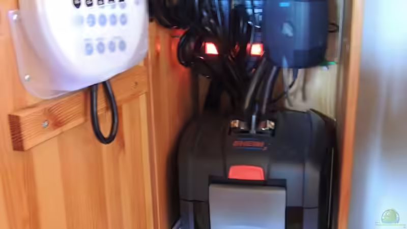 Einblick in den Unterschrank...jeder cm Platz ist ausgenutzt - Modelbau für Aquarianer von Sambia (50)