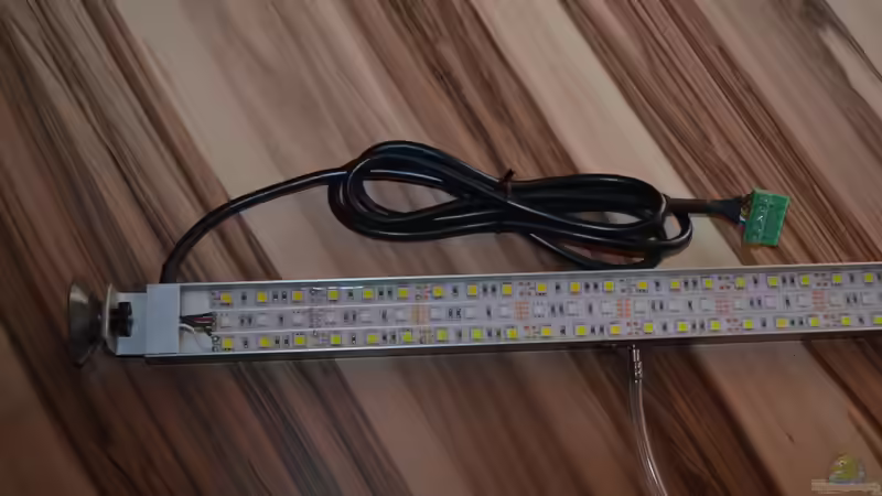 Eine der neuen Aqua LED Styl Light RGB von LUM-Light,  mit Wasserkühlung und Halterung für T5/T8-Schraubfassungen. von GGuardiaNN (53)