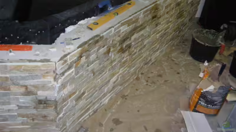 Eine Mauer aus Ytongsteinen mit Bewährungen gebaut und mit Natursteinriemchen verkleidet von SeLo (3)