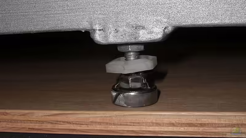 Einer von 9 Stellfüßen aus massivem Stahl von Matoba (7)