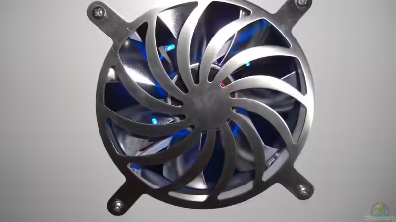 Einer von zwei NorthQ LED-Lüfter hinter dem Schutzgitter von Matoba (36)