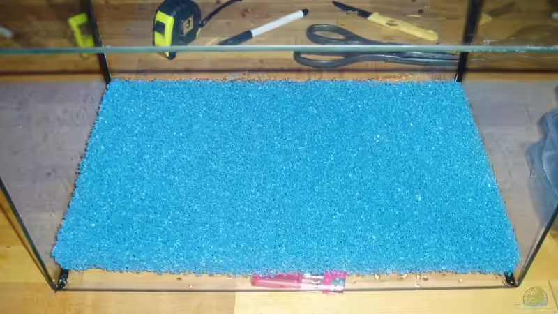 Eingeklemmte Filterschaummatte noch ohne Bepflanzung von Aquaristricks (5)