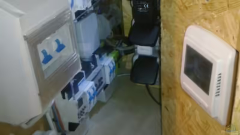 Elektro Installation mit zwei FIs jeweils einer für Feststrom (AQ-Pumpe, Fußbodenheizung, AQ-Heizung, etc) und für die geschalteten Steckdosen. In den Deckel führt ein Multicore mit 18 Adern. von Betta Chris (40)