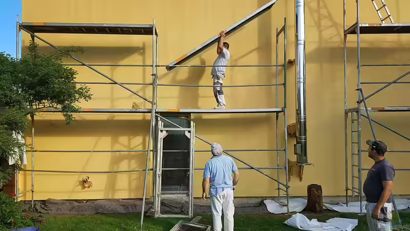 Fassade optisch aufwerten: Vorbereitung & Anstrich - welche Arbeitshöhen ein Rollgerüst abdeckt