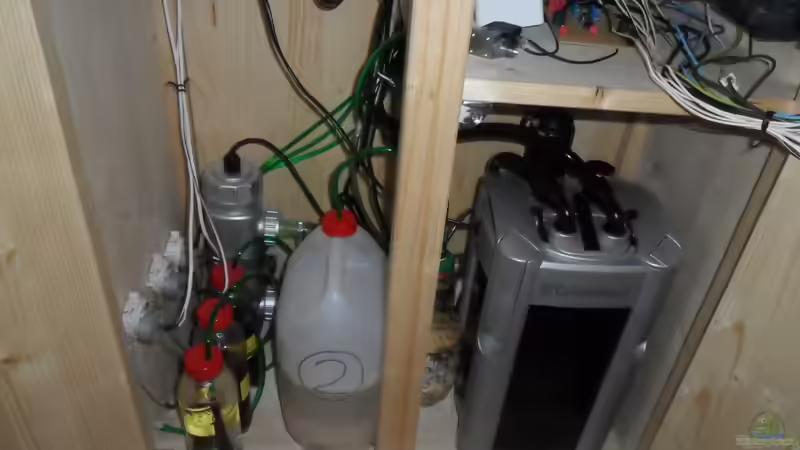 Filter, Bio CO2 Anlage, Pumpen und Düngervorrat von Sabrina + Michi (11)