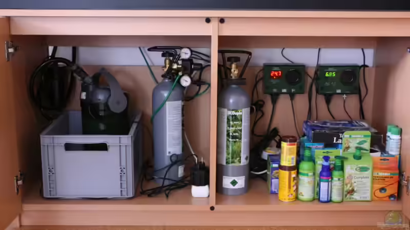 Filter, Co2 Anlage, Ersatzflasche, Regelungstechnik (es wird gerade geeicht, im Aquarium von Andreas Christ (13)