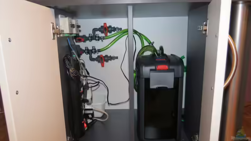 Filter, Verrohrung zum Wasserwechsel und Lichtsteuerung von BastiB (26)