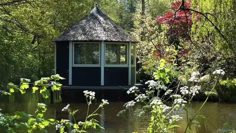 Gartenhaus in der Nähe des Gartenteichs planen: Tipps und Überlegungen