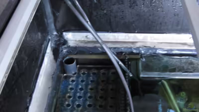 gefüllter Ablaufschacht (Filtermatten) mit Wasser-Verteilerplatte von Oeli (14)