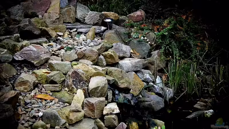 Geröllhalde mit kleinen Wasserfall von snooze (14)
