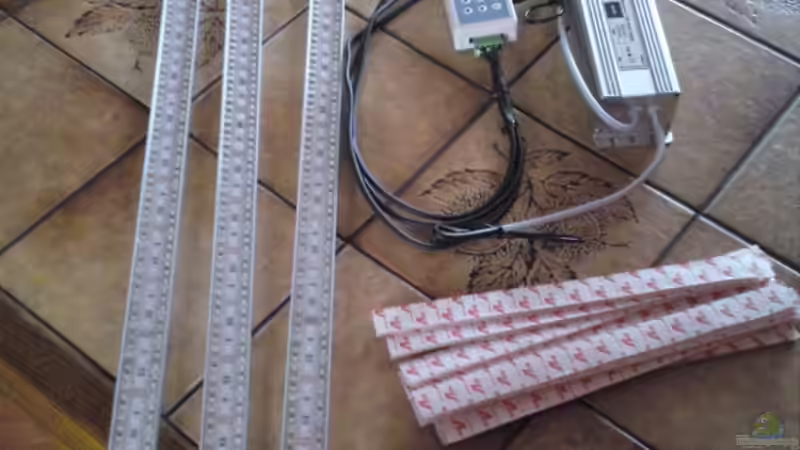 Gesammte Beleuchtung, bestehend aus 2x 1350mm, 1x 825mm RGB-LED-Balken, Tageslichtsimulator und Netzteil. von GGuardiaNN (74)