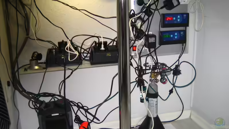 Gesamte Technik unter der Küchentheke, auf der das Aquarium steht. Schläche u. Kabel gehen mit einer Lochbohrung nach unten, also nicht sichtbar von AquaTropica CGN (21)