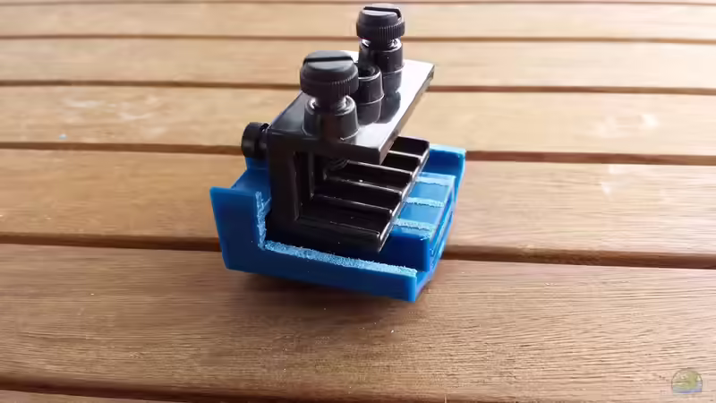 Halterung angepasst, damit der Abschäumer dichter an der Aquarienscheibe ist von Amazonasbecken.eu (12)