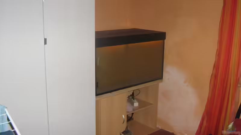 Hier will ich euch eigentlich nur den Standort zeigen. Das weisse an der Wand ist Schleifstaub vom Unterschrank der musste etwas modifiziert werden damit er hier hin passt von chrisi01 (4)