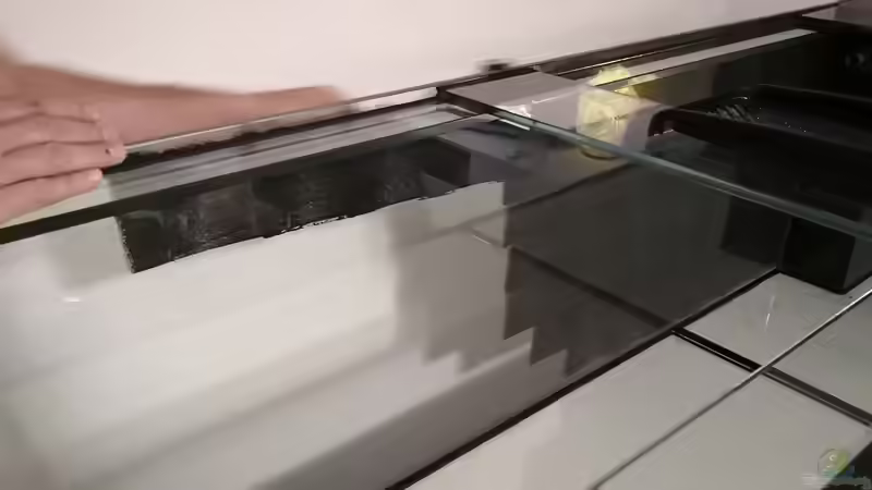 Hier wird grade von Bernd die erste Schicht Abtönfarbe auf die Rückscheibe aufgebracht,danach von Florian Bandhauer (42)