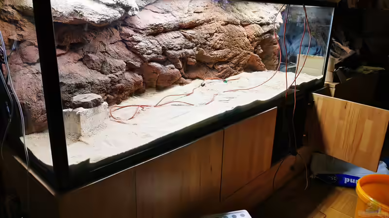 Im leeren Zustand kann man die wuchtige aber fantastisch reale Rückwand erkennen. von Odonata (11)