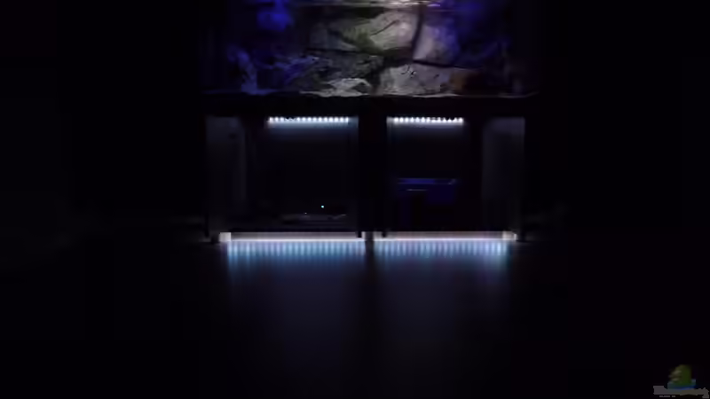 Im und unterm Schrank habe ich Led Strips verarbeitet. von Okrim (2)