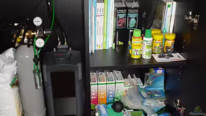 Im Unterschrank: Links Technik - Rechts Futter, Wassertests u. Bildung ;-) von Marko Lütgens (16)