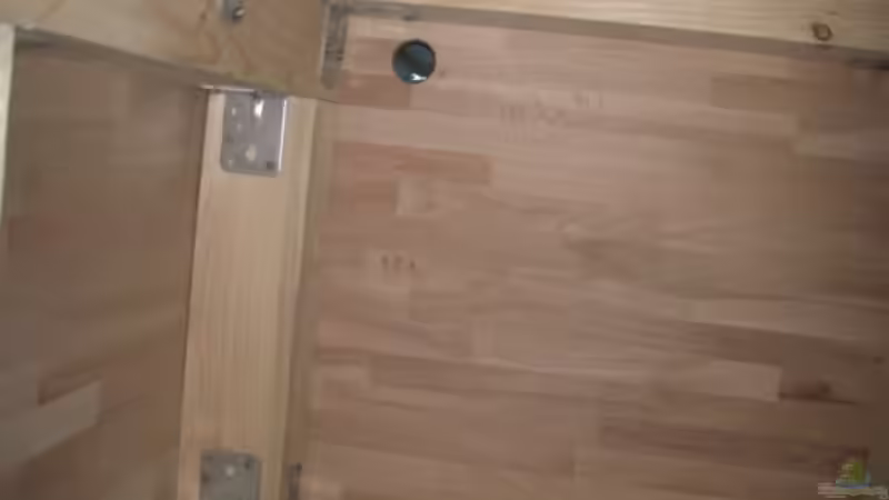 Innenansicht Rückseite mit Bohrung für Versorgungsleitungen von Copplepot Lord (26)