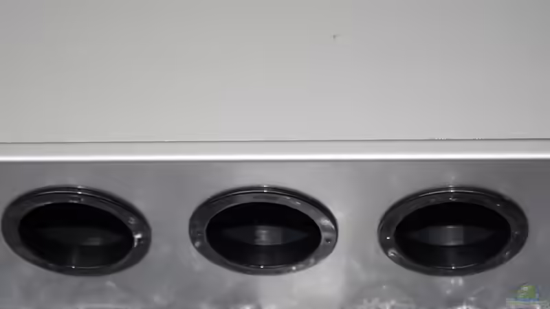 Jeweils 3 Durchführungslöcher links und rechts hinten von Florian Bandhauer (64)