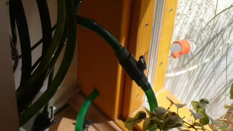 Kugelhähne mit Schlauchanschluß außerhalb zum Be,-und Entleeren von Hedylein (6)