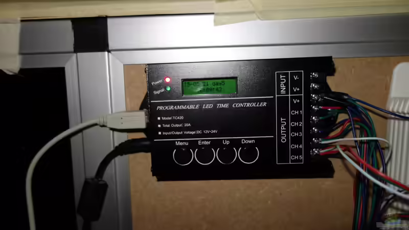 LED Controller. Links Strom und USB Anschluss zur programmierung, rechts die Channels für die LED Streifen. von Ba Bu (12)