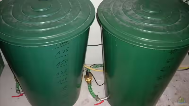 Leitungswasserfass (links, mit Leitwertmesser auf dem Deckel) und Osmosewasserfass von Kleiner_Fisch (56)