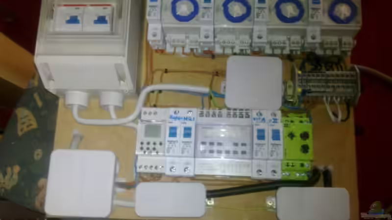 Liebe Elektriker - schaut weg! Aber es funktioniert alles einwandfrei! Zudem kann das Brett für spätere Einstellungen aus der Service Klappe genommen werden.  von Betta Chris (39)