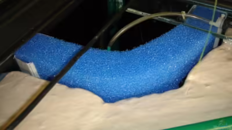 Mattenfilter hinter Rückwand, dahinter Einlauf für Eheim, Temparaturfühler und von Enrico Müller (9)