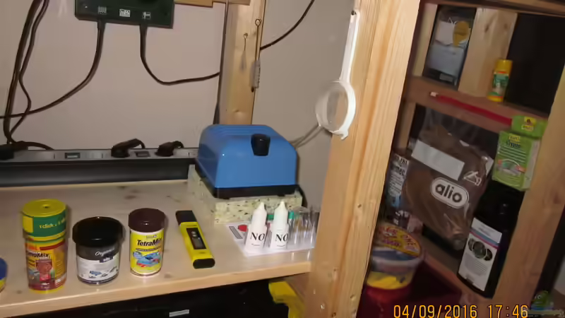 Mitte Unterschrank,hier sieht man die Pumpe die den HMF betreibt,den Duomat von Dennerle,Steckdosenleiste und PH-Messgerät. Desweiteren einige Futtersorten und Wassermessmittel von Ottche (22)
