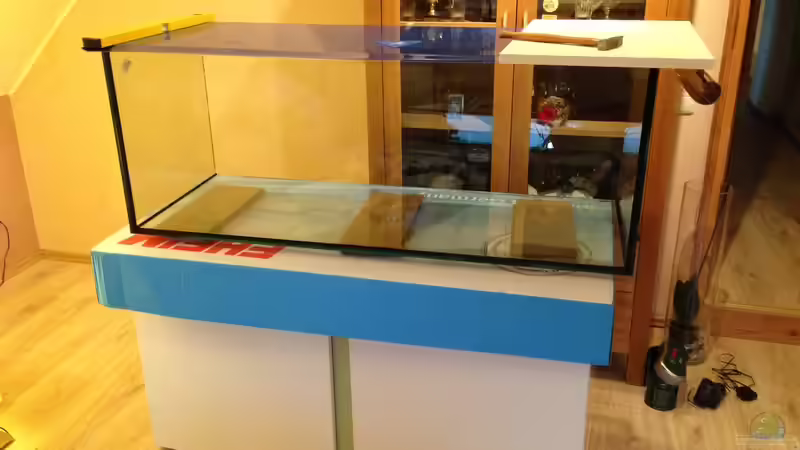 montieren der schwarzen Folie auf der Rückwand von AdAbsurdum (13)