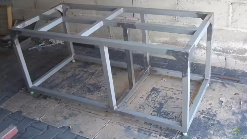 nachträglich eingewschweißte Mittelstütze und Eckvertstrebungen von Matoba (3)