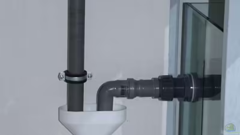 Oben Ablauf zum entleeren des Beckens. Unten, ??berlauf ausm Filterbacken für Wasserwechsel. von Klaus Lischka (37)