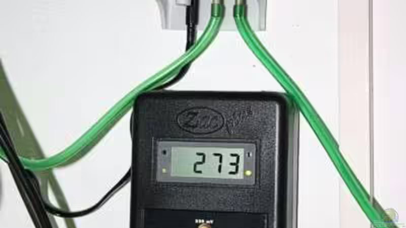 Oben der Ozonisator von Sander, unten das Redox Mess- und Regelgerät. von Ingo (27)