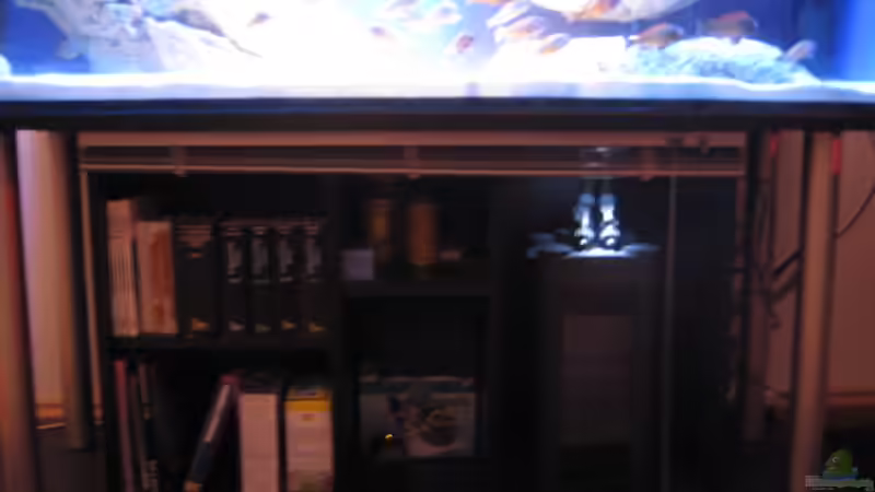 Offener Unterschrank mit beleuchteter Pumpe  von Simmal (16)