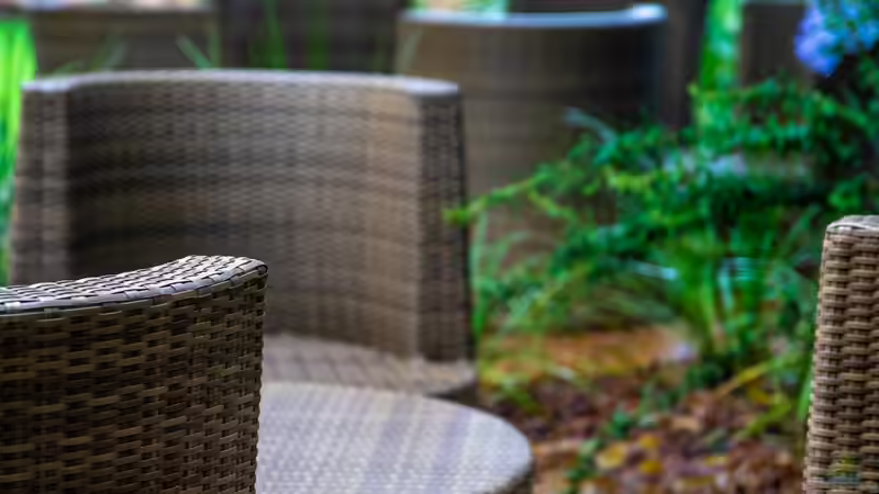 Polyrattan im Garten: Eigenschaften, Vorteile, Pflege und Einsatzmöglichkeiten für langlebige Outdoor-Möbel