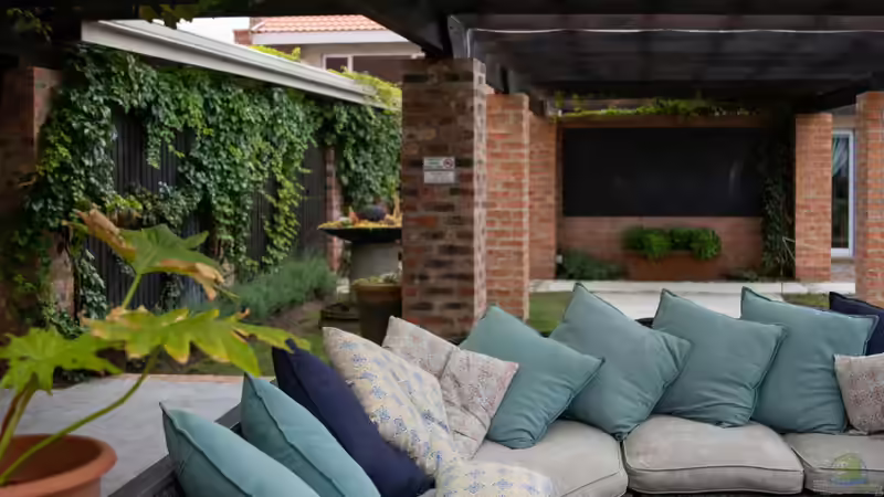 Polyrattan im Garten: Eigenschaften, Vorteile, Pflege und Einsatzmöglichkeiten für langlebige Outdoor-Möbel