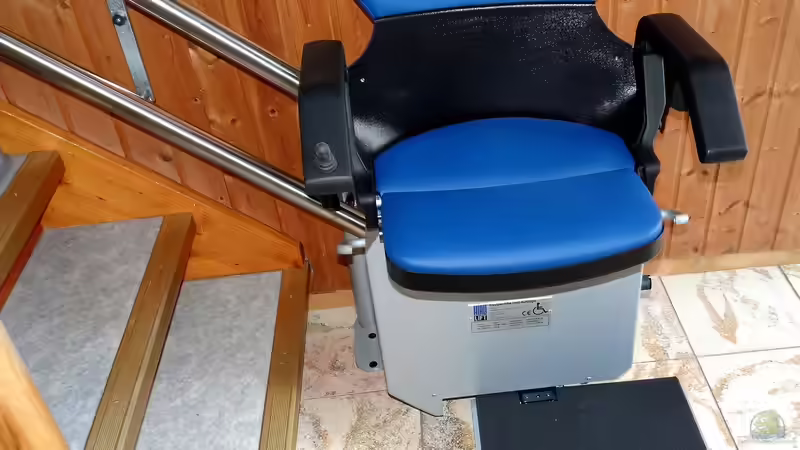 Praktische Lösungen: Treppenlift für schmale Treppen im Eigenheim