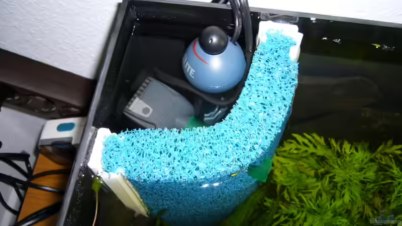 Pumpe und Heizung hinter der Filtermatte von Michael Hodina (8)