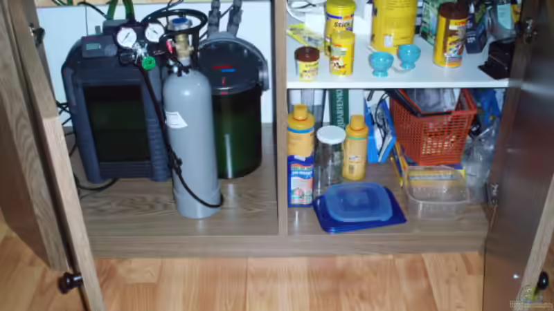 rechts Mölecke, mit Strom und Zeitschaltuhren sowie dem Futter und Literatur von Jason (23)