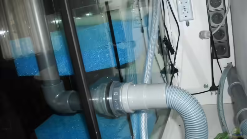 Rechts unten der Wasserhahn für den täglichen Wasserzufluss von 50 Liter   von Herbert (9)