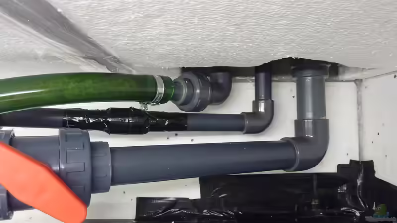 Rohre für Ab- und Zulauf (Der geklebte Teil des Notüberlaufs ist mittlerweile verschraubt) von Jonas B. (26)