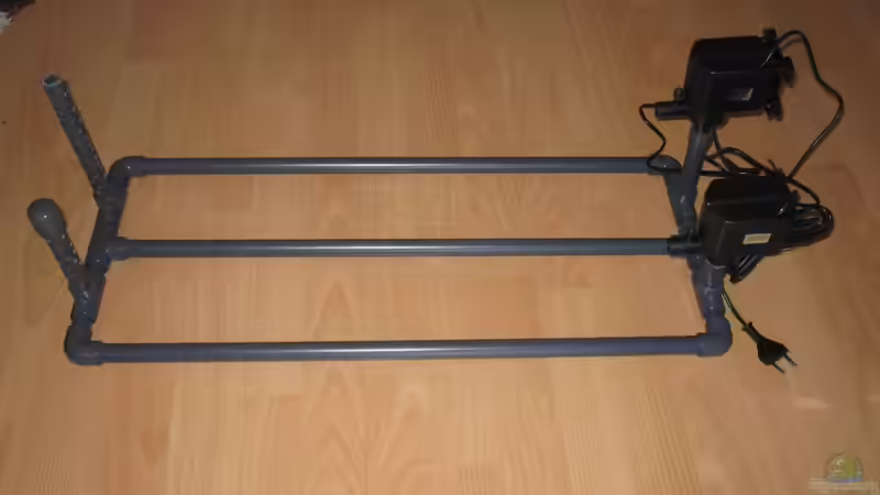 Rohrgerüst - links wird Wasser angesaugt, rechts strömt es wieder aus von Nico NK (20)