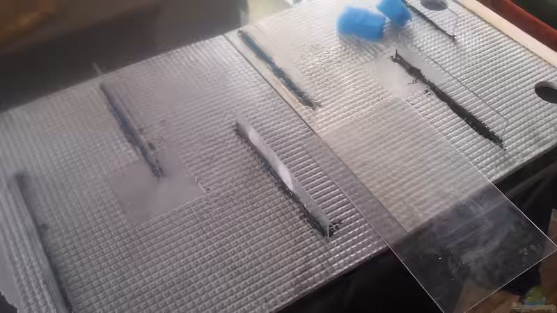 Rückwand mit Plexiglasstreben. Normalerweise werden die Slimline-Rückwände von BTN direkt an die Scheibe geklebt, wodurch ein Rückwandfilter nicht realisierbar ist. von Oistel (11)