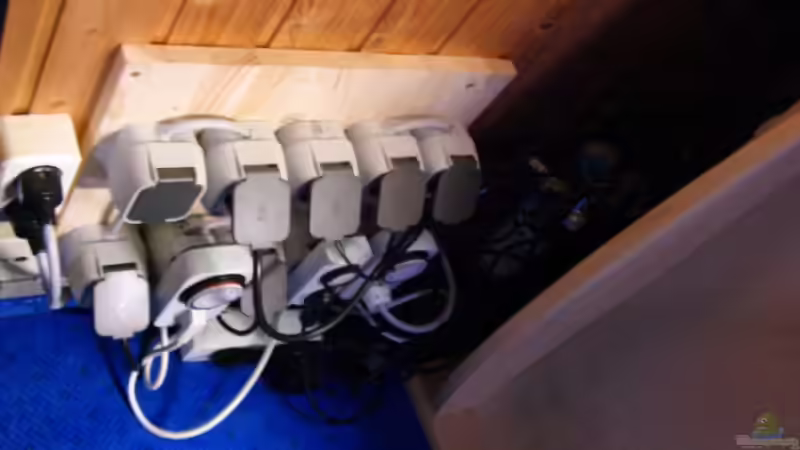 Schaltanlage plus rechts die Co2 Flasche von Trockenschwimmer (12)